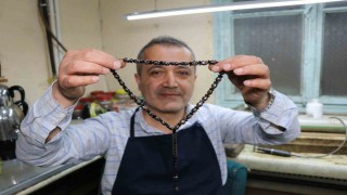 Ustasından Türkiyede bir ilk: Balık taneli Oltu taşı tespihi yaptı