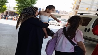 Üzerine kaynar çay dökülen çocuk hastaneye kaldırıldı