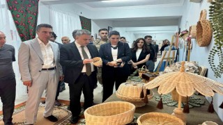 Üzümlüde Halk Eğitim kursiyerlerinin el emeği eserleri sergilendi