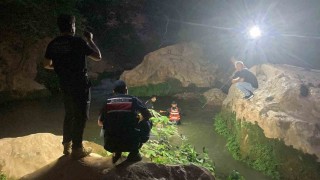 Vadide girdiği suda akıntıya kapılan çocuk hayatın kaybetti