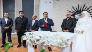 Vali Aydoğdu, genç çiftin nikah şahitliğini yaptı