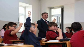 Vali Aydoğdu kendisini okula davet eden öğrencinin sınıfına konuk oldu