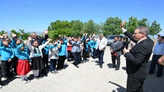 Vali Baruş öğrencilerin karne heyecanına ortak oldu