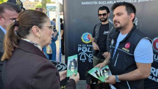 Vali çocuklarla çizgi film izledi, dijital bağımlılığa karşı uyardı