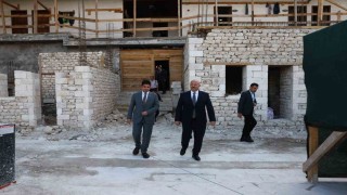 Vali Küçük, tarihi Tuz Hanındaki çalışmaları inceledi