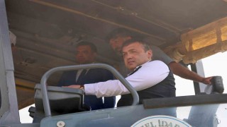 Vali Sözer araç başına geçti, köy yolarında BSK döktü