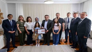 Vali Sözer, evde eğitim gören öğrencilerin karne sevincine ortak oldu