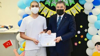 Vali Yılmaz Tedavi Gören Öğrencilerin Karnelerini Dağıttı