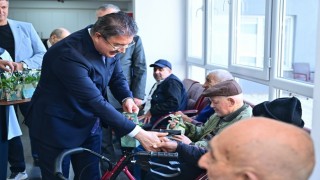 Vali Yılmaz, Yaşlı Bakım ve Rehabilitasyon Merkezinde Babalar Günü pastası kesti