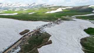 Vanda haziranda 3 metreyi bulan karda yol açma çalışması
