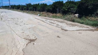 Vatandaş belediyeden umudu kesince cebinden para verip çukura beton döktü