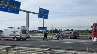 Virajı alamayan motosiklet sürücüsü bariyere çarptı
