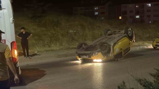Virajı alamayan ticari taksi ters döndü: 2 yolcu yaralandı