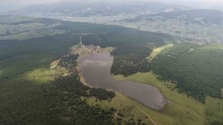 Yağışlar göleti doldurdu, yayla yolu su altında kaldı