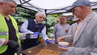 Yakutiye Belediyesi Cuma Namazı çıkışı aşure dağıttı
