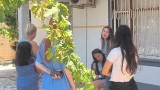 Yangını haber alınca koşarak geldi, vatandaşların apartmandan çıkardığı kızına sarıldı