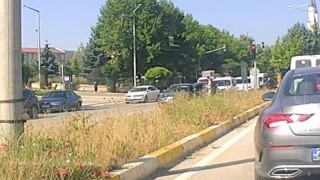 Yaşlı kadına yol vermek isteyen araca başka bir otomobil arkadan böyle çarptı