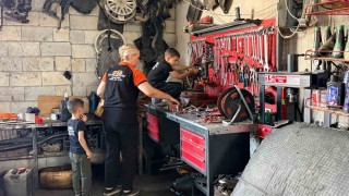 Yemek bırakmak için kocasının araç tamir atölyesine geldi, motor ustası oldu