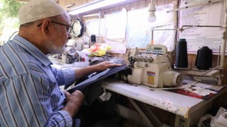 Yırtık, yanık ve sökük elbiselerin doktoru terzi Mehmet Ali amca