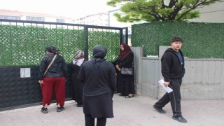 YKSye 2 dakika geç kalan genç gözyaşı döktü