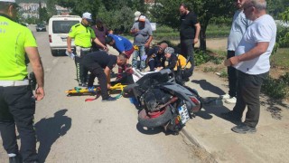 Yol kenarında duran motosiklete araç çarptı: 1 yaralı