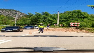 Yola saçılan tuğlalar ulaşımı tek yöne düşürdü
