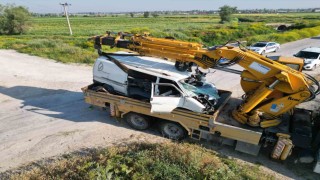 Yolcu treni hemzemin geçitte sıkışan kamyoneti yaklaşık 200 metre sürükledi