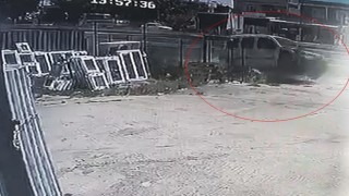 Yoldan çıkan araç iş yerinin bahçesine daldı, sürücü yaralandı