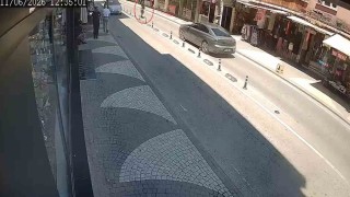 Yolun karşısına geçen engelli yayaya otomobil çarptı