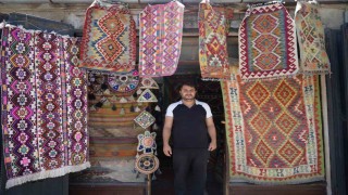 Yörük köylerinden topladığı halı ve kilimleri satarak geçmişi geleceğe taşıyor