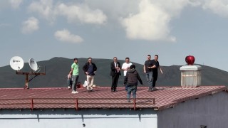 Yüksekovada çatıya çıkan genci, belediye başkanı ve polis ekipleri ikna etti
