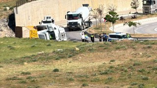 Yüksekovada hafriyat yüklü kamyon devrildi