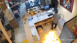 Yüksekovada kafede mutfak tüpü patladı: Olay anı kamerada