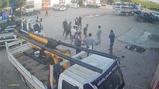 Yumruk, tokat ve tekmelerin havada uçuştuğu kavga kamerada
