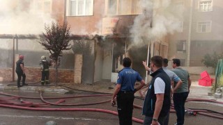 Yumurta dükkanını saran alevlere iş makinesiyle müdahale
