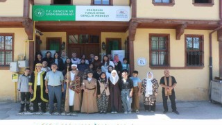 Yunus Emrenin hayatı açık havada tiyatro oyunuyla sahnelendi