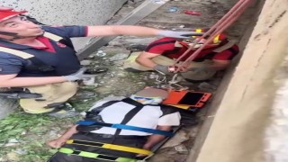 Zeytinburnunda 5 metre yükseklikten boşluğa düşen şahsın kurtarılma anı kameraya yansıdı