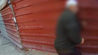 Zonguldakta zabıtaya direnen yaşlı adam başını defalarca demir kapıya vurdu