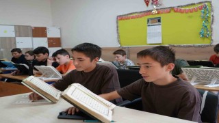 13 yaşındaki ikiz kardeşler birlikte Kuran-ı Kerimi ezberleyerek hafız oldu
