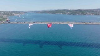 15 Temmuz Şehitler Köprüsüne asılan dev Türk bayrağı havadan görüntülendi