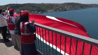 15 Temmuzun 10uncu yılında 15 Temmuz Şehitler Köprüsüne dev Türk bayrağı asıldı