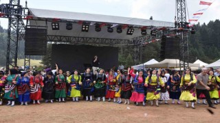 1500 rakımlı yaylada 88 yıllık gelenek: Binlerce kişi kol kola horon oynadı