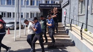 2,5 ay boyunca Polisiz diyerek dolandırdılar, 100 milyonluk vurgunun ardından tatlı ikram ettiler