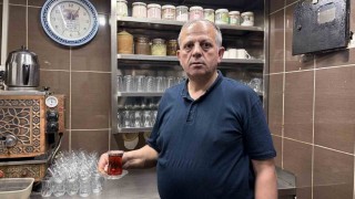 4 metrekare dükkanda 43 yıldır çay demliyor