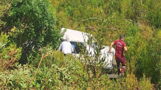 5 metreden şarampole yuvarlanan otomobildeki 2 kişi yaralandı