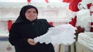50 yıldır işlediği sanat ile gelinlik kızların çeyizini süslüyor