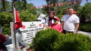 7 yaşındaki Ömer Halis Demir, ismini taşıdığı şehidi ilk kez ziyaret etti