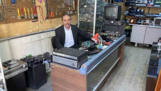 80'ler Sokağının zamana direnen son ustası: Yarım asırdır geçmişin sesini onarıyor
