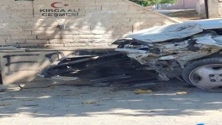 94 yaşındaki sürücü park halindeki araçlara çarptı