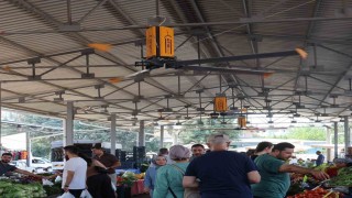 Adana sıcağı bunalttı, belediye pazara tavan vantilatörleri kurdu